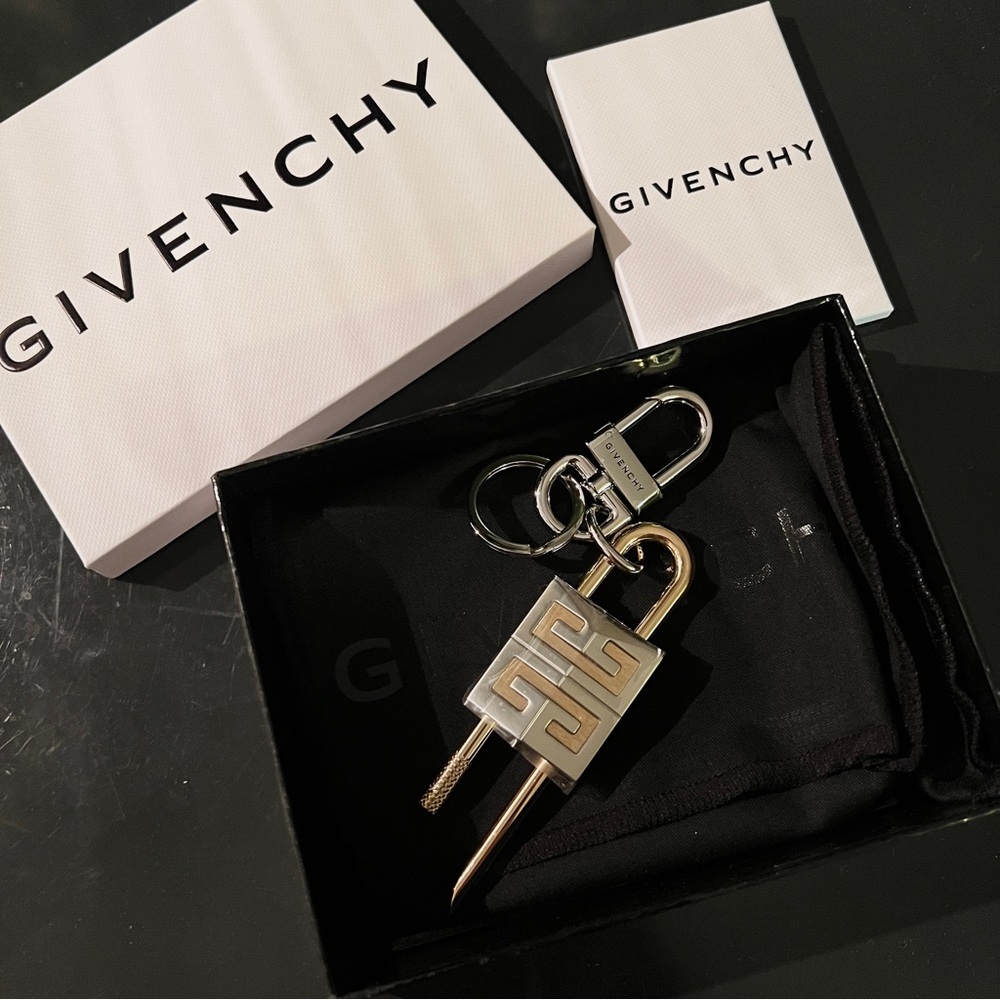 Givenchy gold silver tone shark lock keychain - Picture 3 of 9